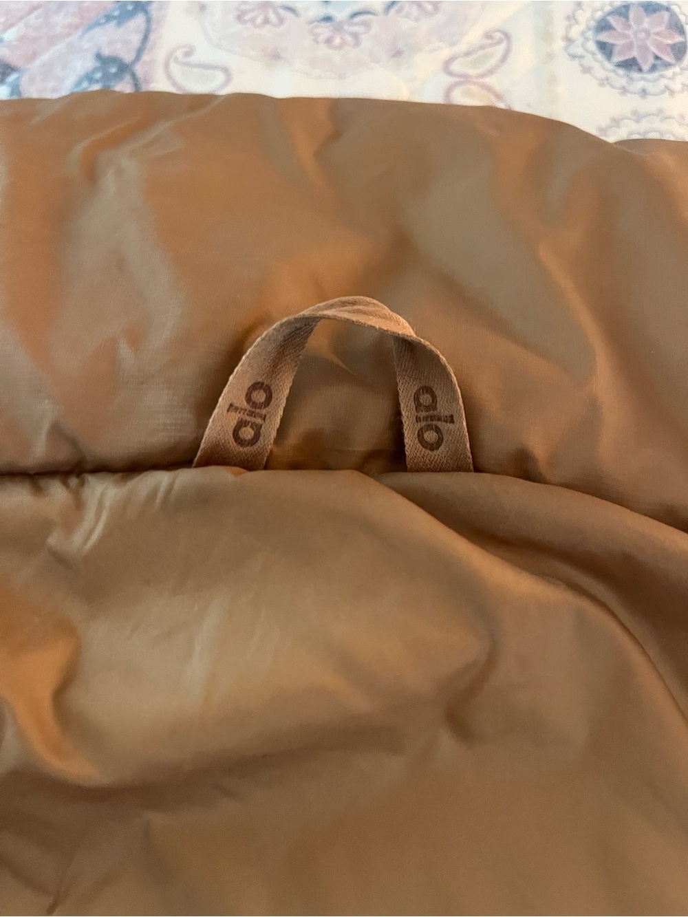 ALO Yoga Cropped Tan Puffer Jacket - Picture 2 of 8